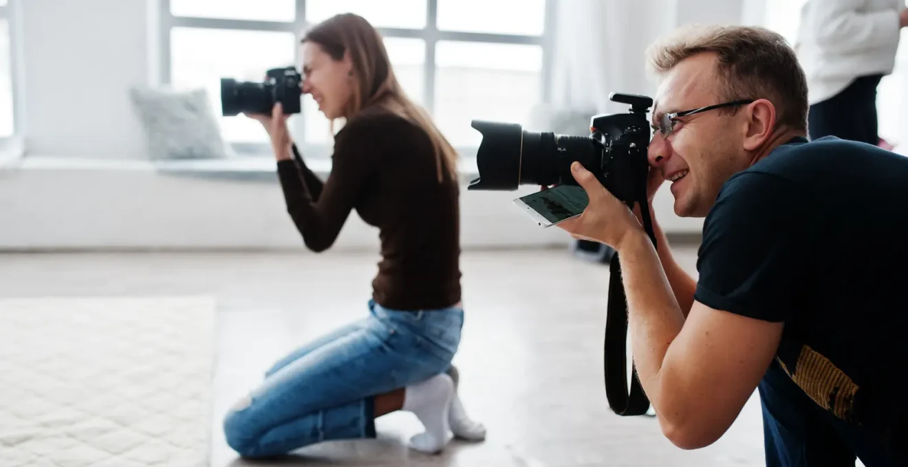 Un photographe utilise un téléobjectif dans une rue urbaine avec un arrière-plan comprimé et flou.